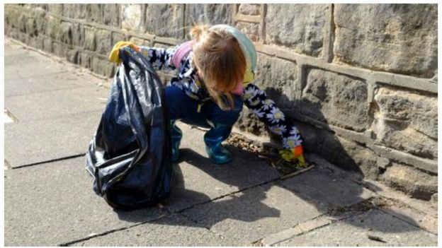Aksi memungut sampah di Inggris berkat anak tiga tahun