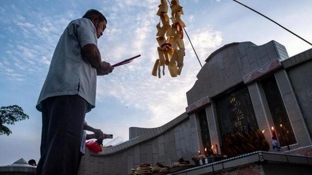 Batu nisan dari makam kuno Tionghoa di Semarang dijadikan penutup selokan