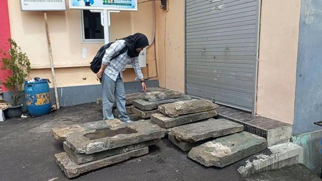 Batu nisan dari makam kuno Tionghoa di Semarang dijadikan penutup selokan