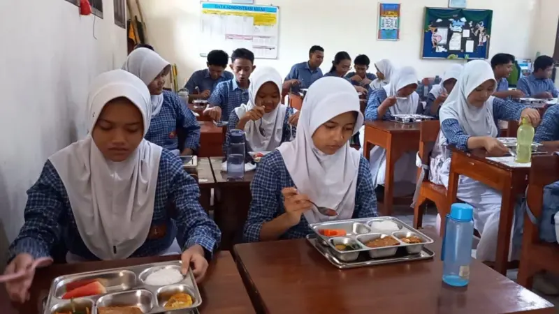 Sama-sama Rp10 Ribu, Program Makan Bergizi Gratis Dibandingkan PMTAS Zaman Anies