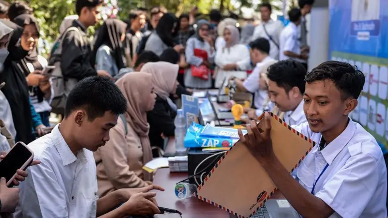 Susah cari kerja, lulusan sarjana mengadu nasib jadi pembantu, sopir, dan pramukantor