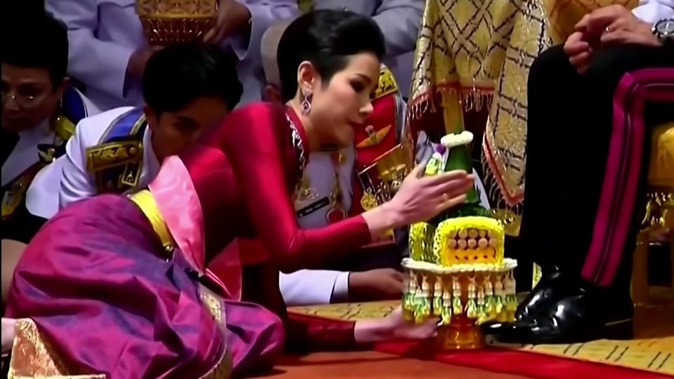 Raja Thailand Isolasi Diri Disebuah Luxury Hotel Ditemani 20 Wanita. Raja Mah Bebas!