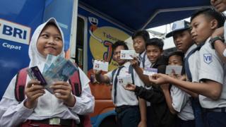 Program bansos 'belum optimal', mengapa Jokowi kembali janjikan 'kartu sakti'?