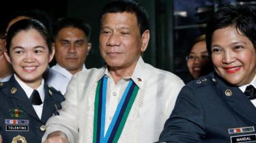 Presiden Duterte ancam 'lempar para koruptor dari helikopter'