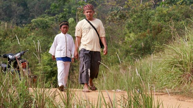 Orang Rimba masuk Islam demi KTP: 'Kini mereka mengenal Tuhan' kata Menteri Khofifah