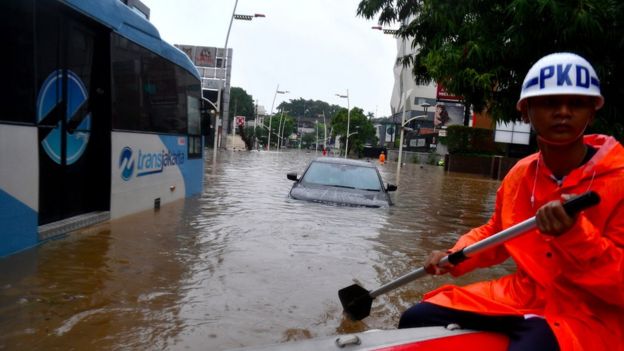 Banjir Jakarta dan sekitarnya menyebabkan 'setidaknya delapan orang meninggal dunia'