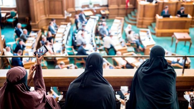 Denmark melarang penggunaan cadar di tempat umum: 'Saya tidak akan lepas cadar'
