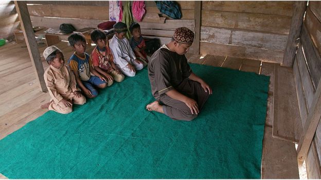 Orang Rimba masuk Islam demi KTP: 'Kini mereka mengenal Tuhan' kata Menteri Khofifah