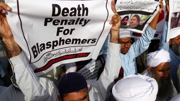 Asia Bibi: Pakistan acquits Christian woman on death row