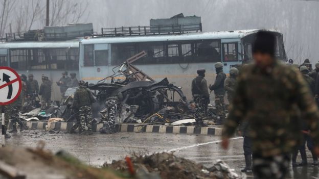 kashmir-attack-bomb-kills-40-indian-paramilitary-police-in-convoy