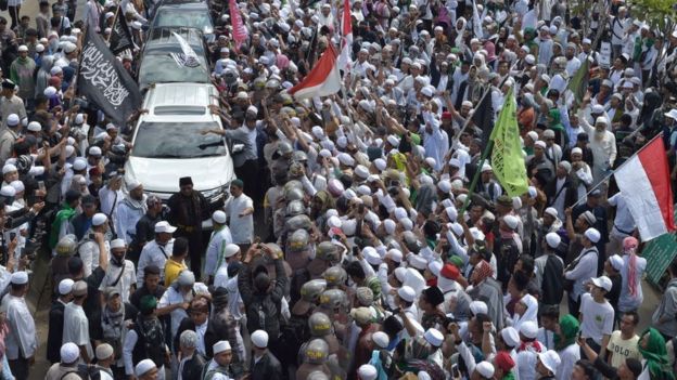 (BBC) Saat pulang, Habib Rizieq Shihab 'berharap disambut spt Ayatullah Khomeini'