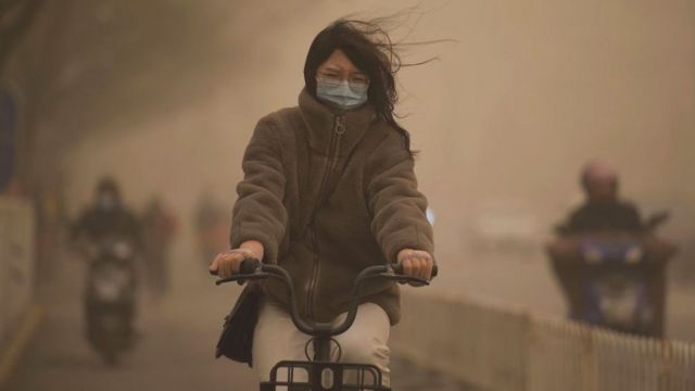 ketika-badai-pasir-terbesar-melanda-beijing-di-tengah-polusi-parah