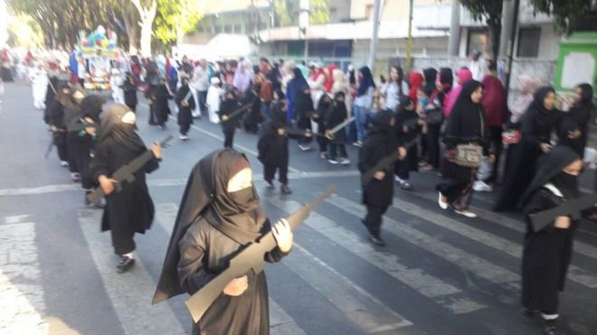 peran-babinsa-saat-pawai-karnaval-kemerdekaan-berlangsung