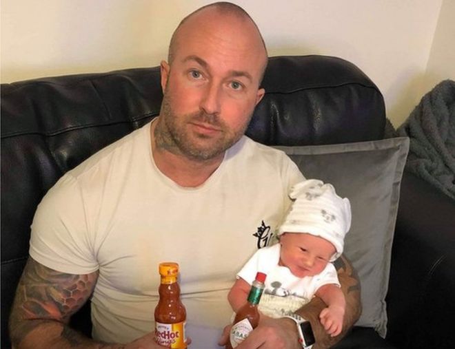Seorang Ayah Didatangi Polisi Setelah Memberi Saus Pedas kepada Bayinya