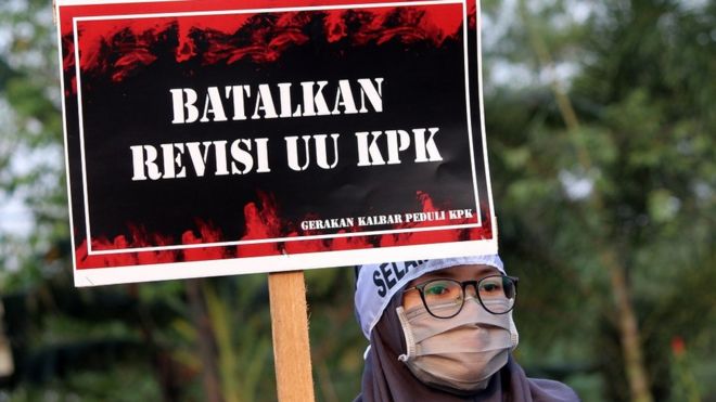 Revisi UU Apa Lomba Makan Kerupuk? Buru-Buru Amat?