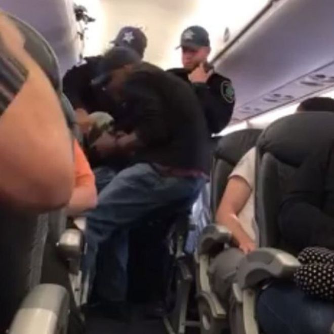Penumpang United Airlines Diseret Aparat hingga Berdarah-darah