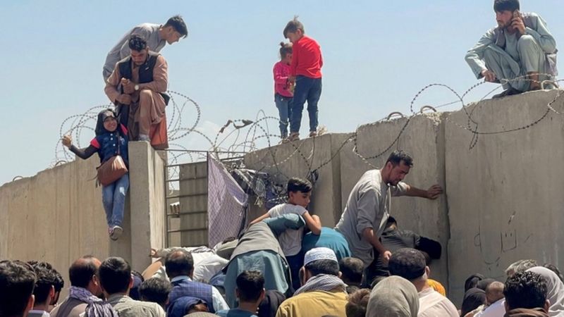 Afghanistan: Ledakan bom ganda 'tewaskan setidaknya 60 orang, termasuk 12 tentara AS