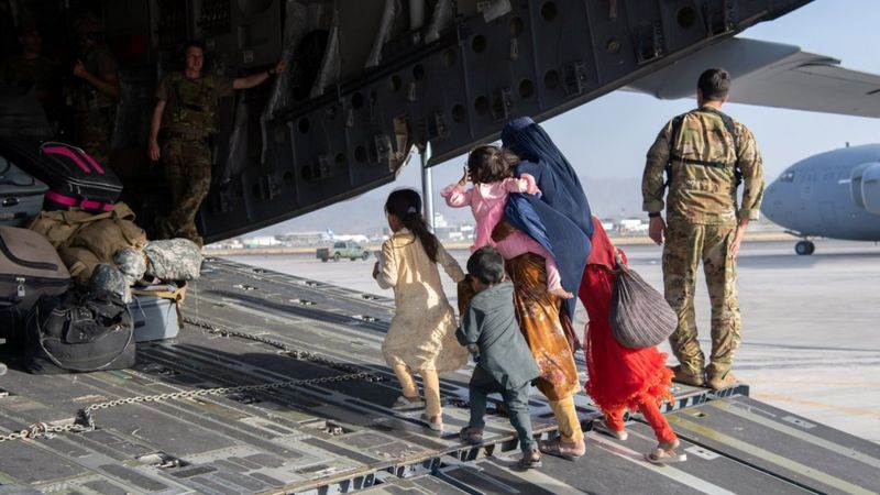 Afghanistan: Ledakan bom ganda 'tewaskan setidaknya 60 orang, termasuk 12 tentara AS