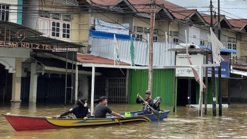 banjir-di-kalimantan-barat--air-setinggi-leher--lebih-35000-rumah-tergenang