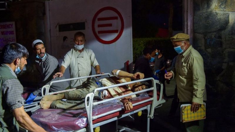 Afghanistan: Ledakan bom ganda 'tewaskan setidaknya 60 orang, termasuk 12 tentara AS