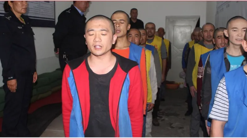 Muslim Uighur di China: Dokumen kepolisian ungkap penahanan massal tembak di tempat
