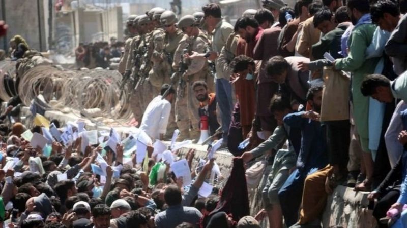 Afghanistan: Ledakan bom ganda 'tewaskan setidaknya 60 orang, termasuk 12 tentara AS