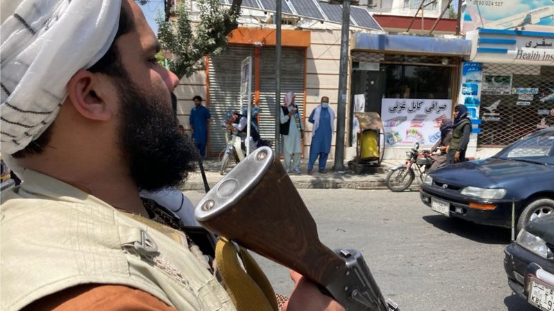 Afghanistan: Ledakan bom ganda 'tewaskan setidaknya 60 orang, termasuk 12 tentara AS