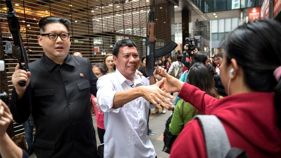 Kim Jong Un dan Rodrigo Duterte makan ayam bersama.