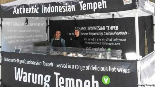 William Mitchel, Pedagang Warung Tempe di London Inggris.