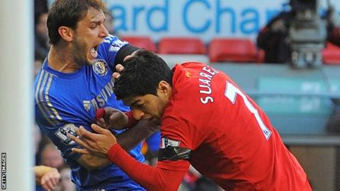 Momen Suarez Gigit Ivanovic Saat Liverpool vs Chelsea Jadi Momen Paling Berkesan
