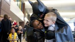 Peniru Batman yang Suka Besuk Anak-anak di RS Meninggal akibat Tabrakan Mobil