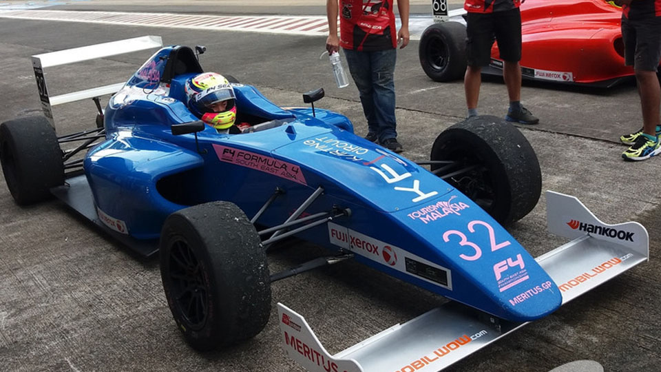 Pembalap 15 Tahun Bawa Indonesia Raya Berkumandang di Balapan Formula 4 SEA