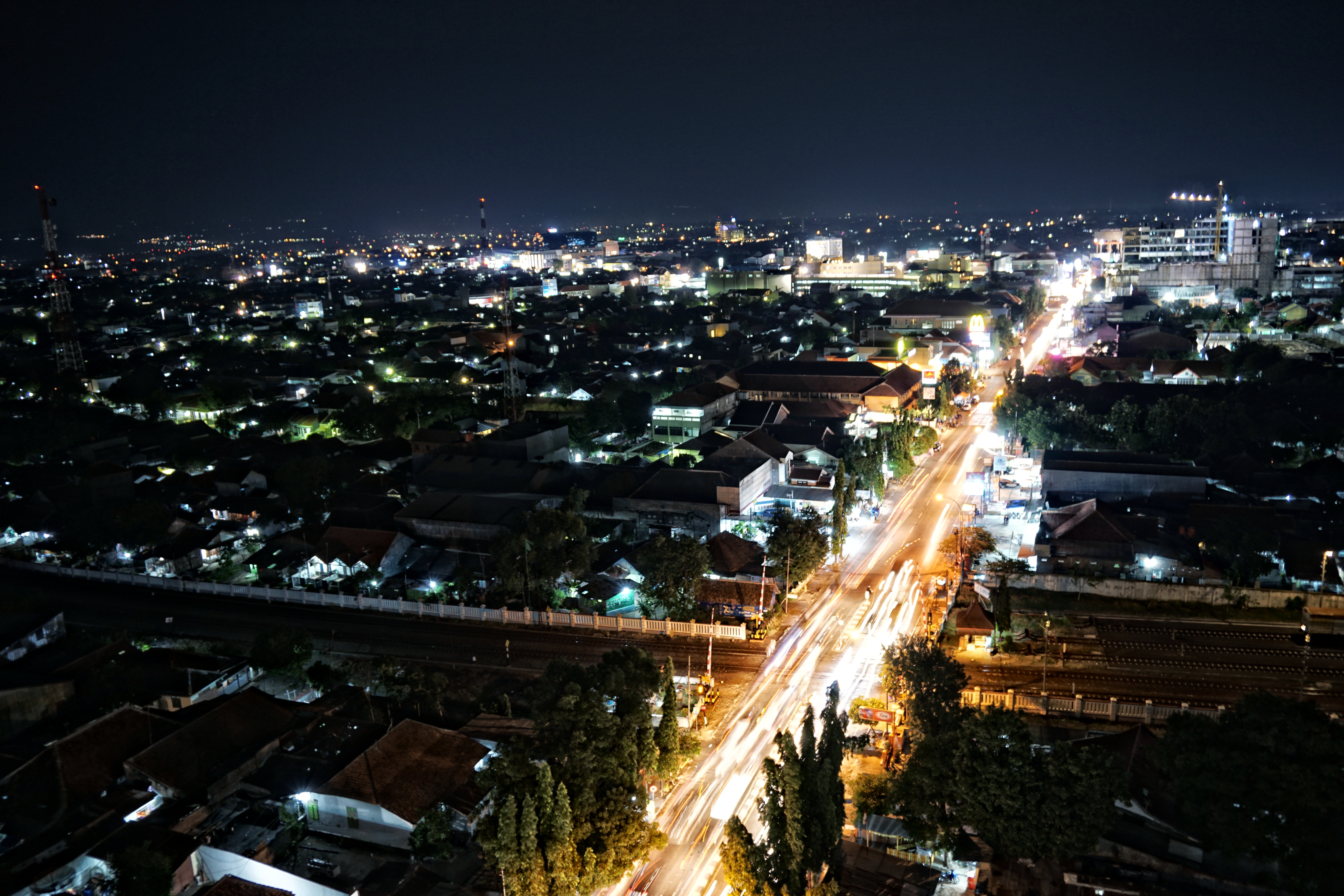 Indahnya Pemandangan Malam Hari Di Kota Indonesia