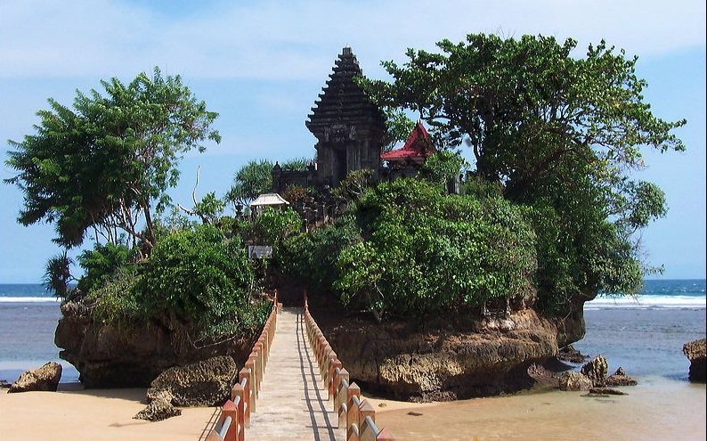 Keindahan Tanah Lot di Malang