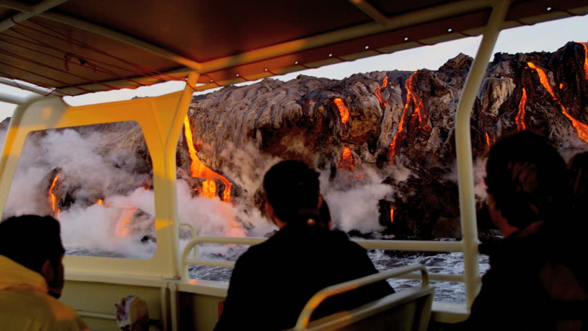 Naik Perahu Bisa Lihat Lava Gunung Dari Dekat di Hawaii