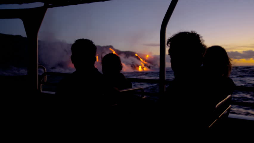 Naik Perahu Bisa Lihat Lava Gunung Dari Dekat di Hawaii