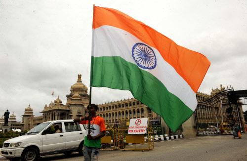 Menjelang Hari Kemerdekaan, Orang India Miskin Dipaksa Membeli Bendera