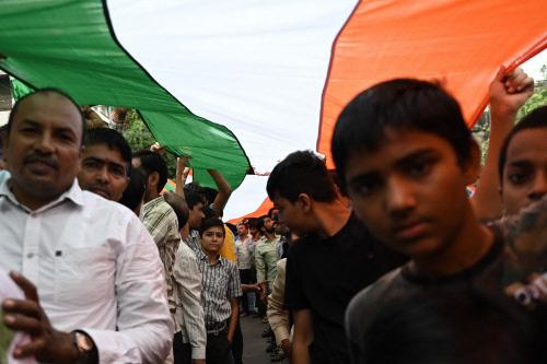 Menjelang Hari Kemerdekaan, Orang India Miskin Dipaksa Membeli Bendera