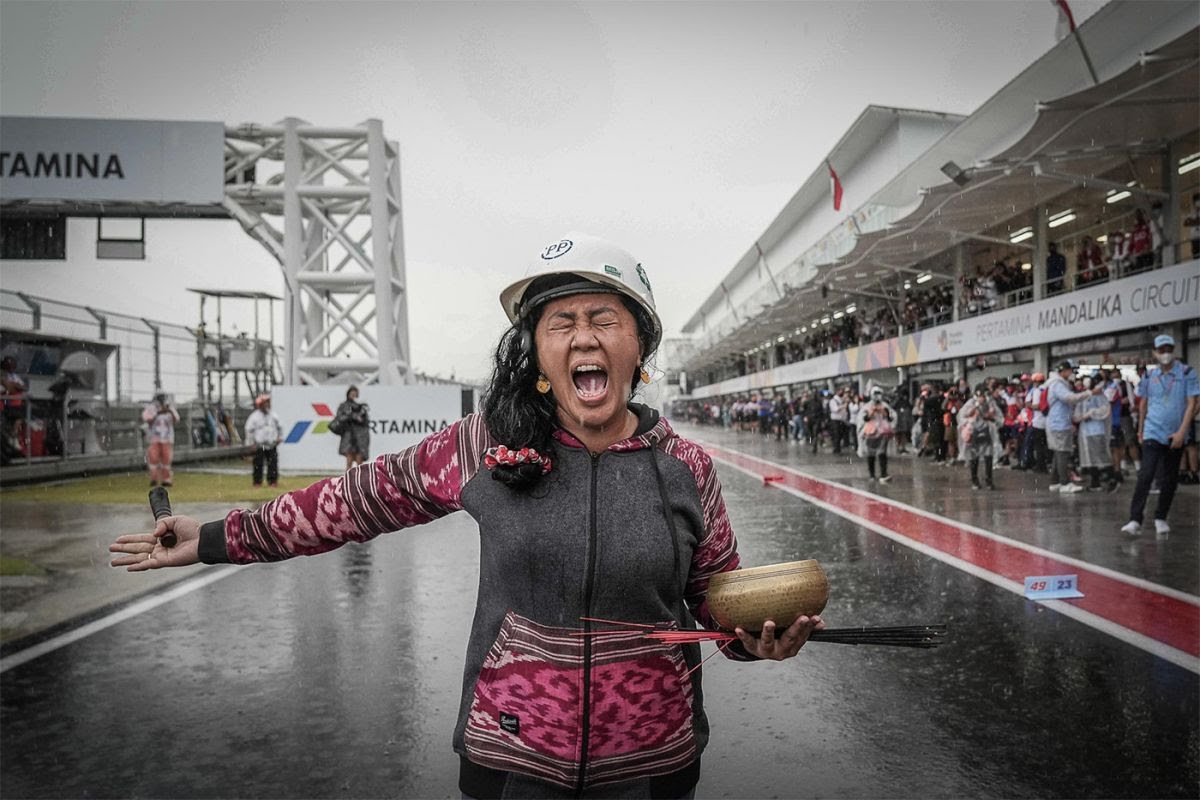 Mbak Rara Pawang Hujan MotoGP Indonesia Dapat 3 &quot;Peringatan Keras&quot; dari Orang Sakti