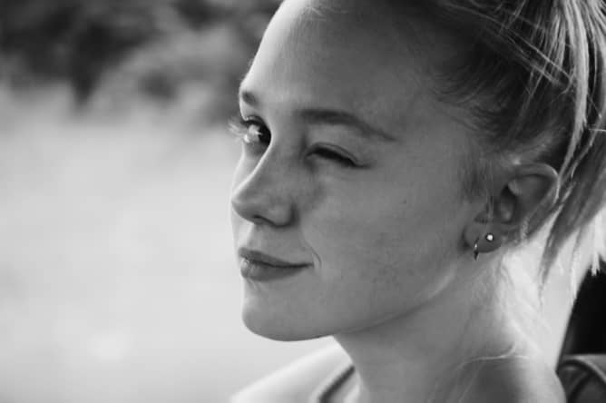 this-19-year-old-is-paying-her-way-through-college-by-naming-over-677000-chinese