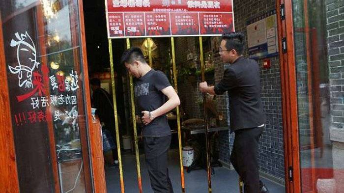 Di Restoran Ini, Kamu Bisa Dapat Minuman Gratis, Kalo Bisa Ngelewatin Pagar Besi 