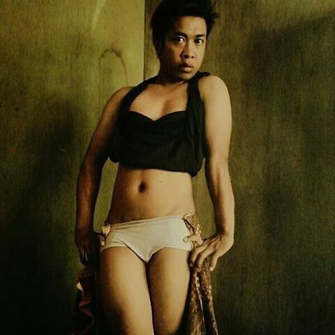 Pose Angel Karamoy di Atas Ranjang Bikin Geger