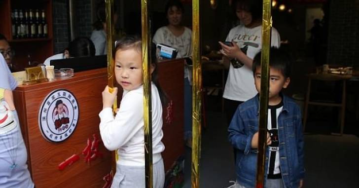 Di Restoran Ini, Kamu Bisa Dapat Minuman Gratis, Kalo Bisa Ngelewatin Pagar Besi