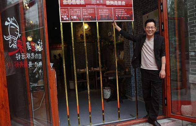 Di Restoran Ini, Kamu Bisa Dapat Minuman Gratis, Kalo Bisa Ngelewatin Pagar Besi 