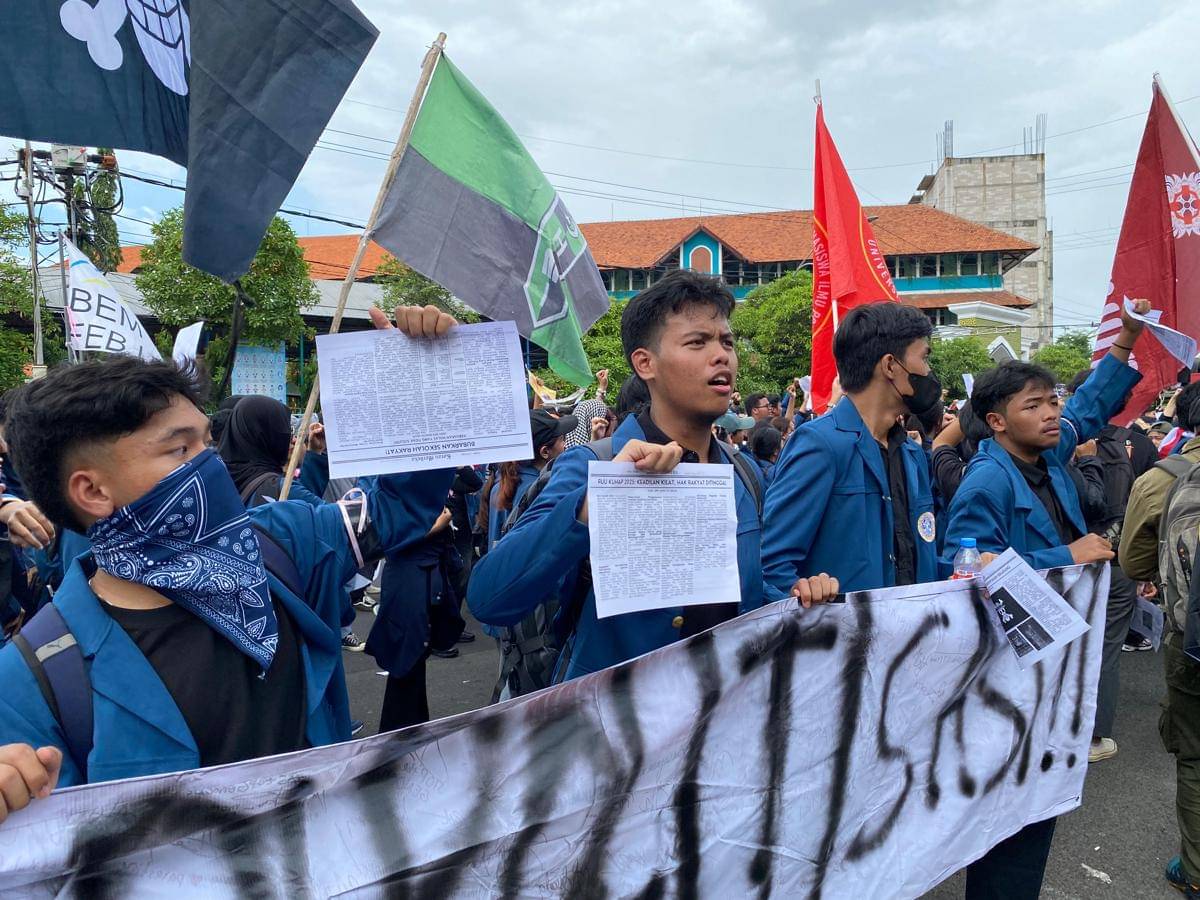 mahasiswa-geruduk-dprd-jatim-menolak-revisi-kuhap-hingga-penulisan-sejarah
