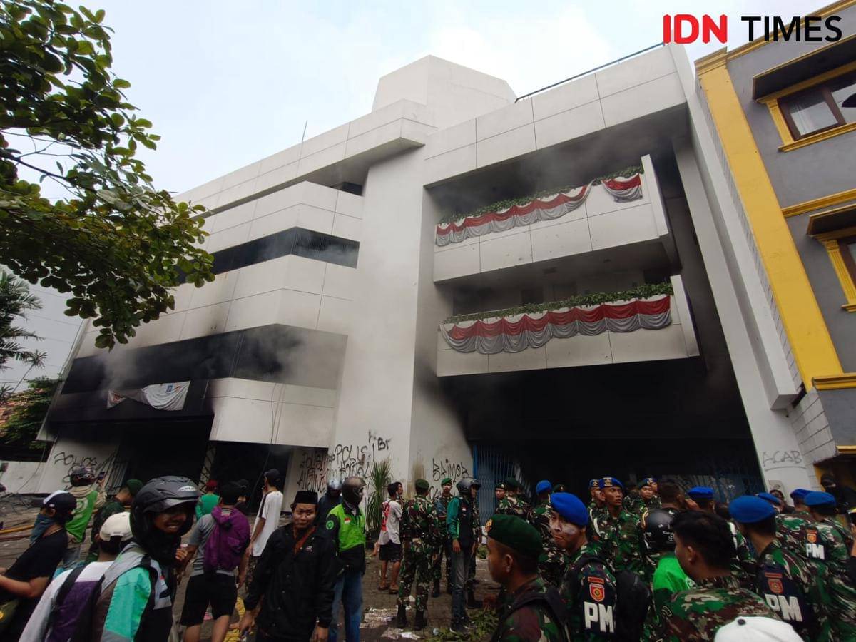 Teriakkan Revolusi, Massa Tembus Barikade Mako Brimob Kwitang