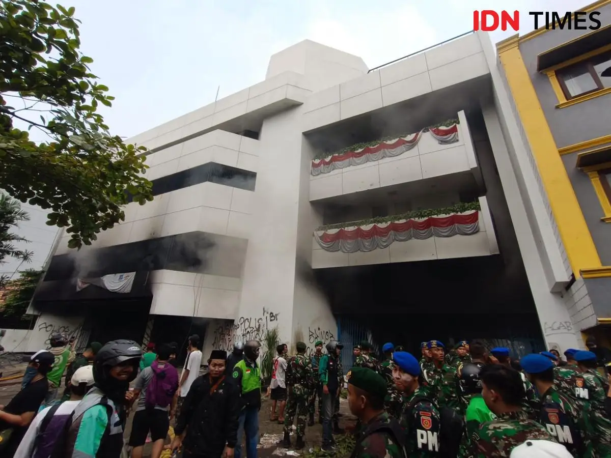 Teriakkan Revolusi, Massa Tembus Barikade Mako Brimob Kwitang