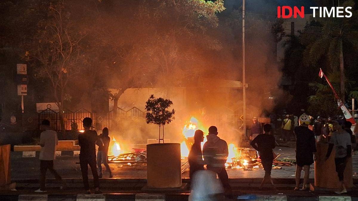 breaking-demonstran-duduki-dprd-makassar-10-motor-3-mobil-dibakar