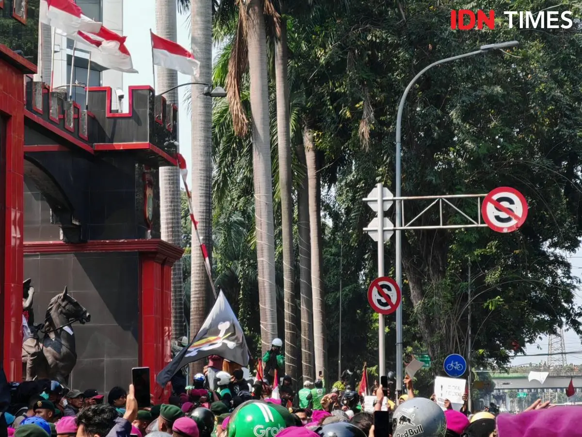 Massa Lempari Mako Brimob Kwitang Pakai Kembang Api