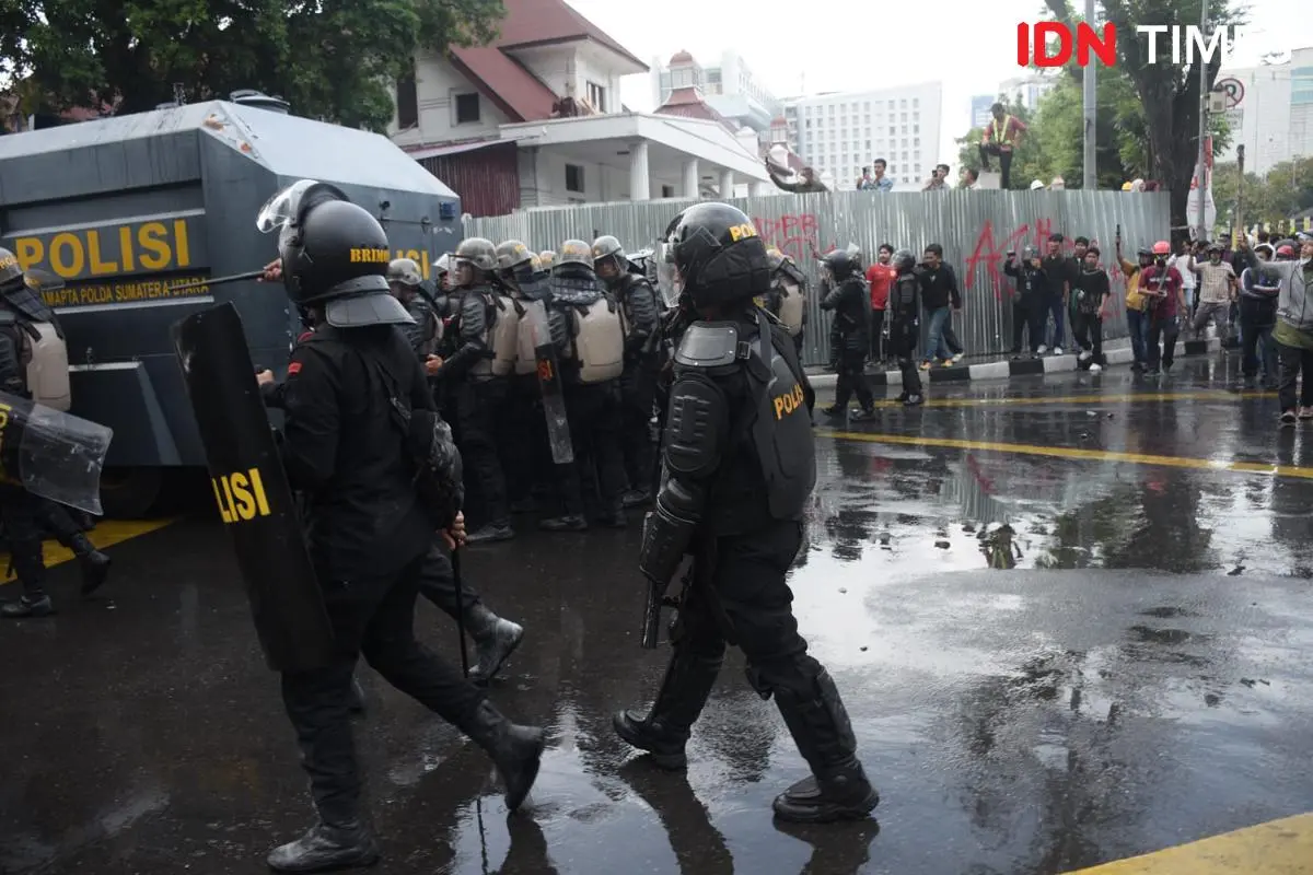 Ramai-ramai Anggota Polisi Unggah Poster ‘Tindak Tegas Tembak’